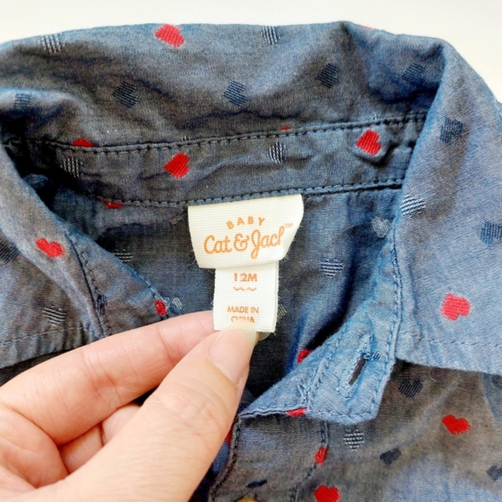 Cat & Jack Heart design chambray button down onesie 12m size Valentine baby phot - Picture 2 of 3
